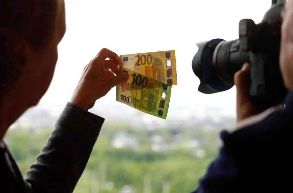 Yeni 100 ve 200 euro'luk banknotlar tedavüle girdi