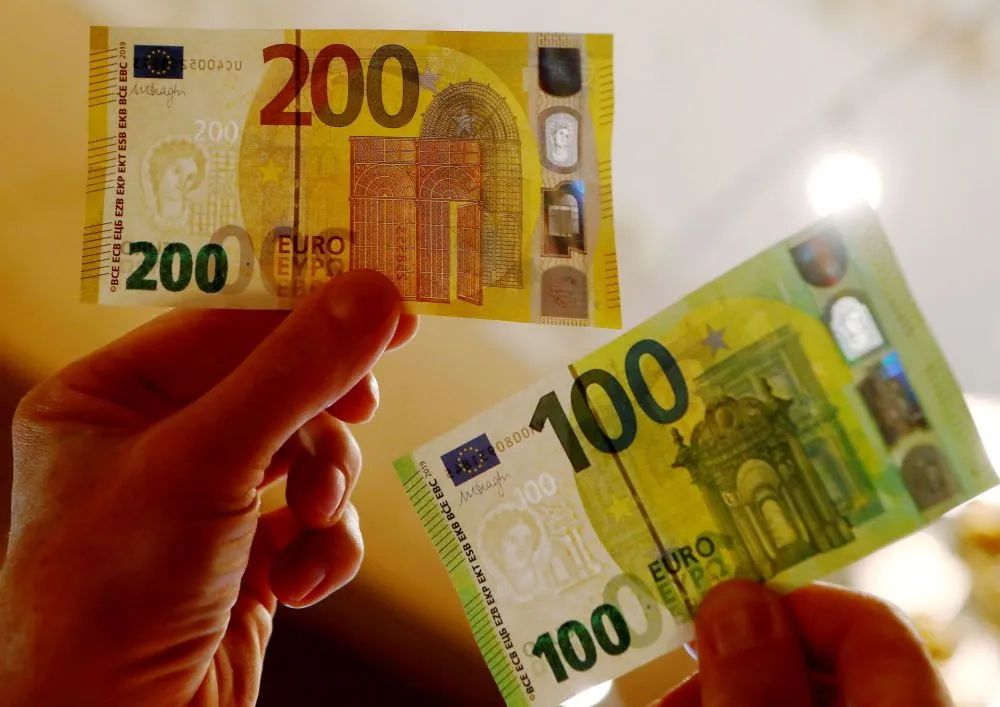 Yeni 100 ve 200 euro'luk banknotlar tedavüle girdi