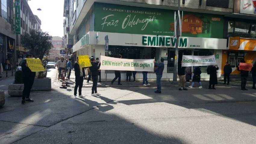 Eminevim mağdurları sokakta eylem yaptı! Tapuları verilmeyince pankart açtılar
