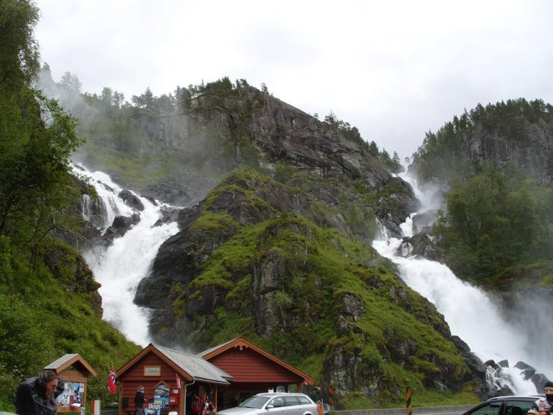 Norveç'te evlerin arasından süzülen ünlü Norveç Şelalesi - Sayfa 4
