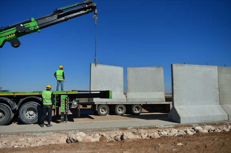 Suriye sınırına yapılan dünyanın en uzun 3. duvarında inşa sürüyor - Sayfa 1