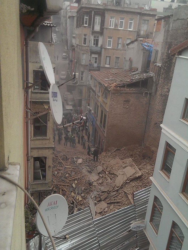 Beyoğlu'nda çöken bina ünlü oyuncuya aitmiş - Sayfa 3