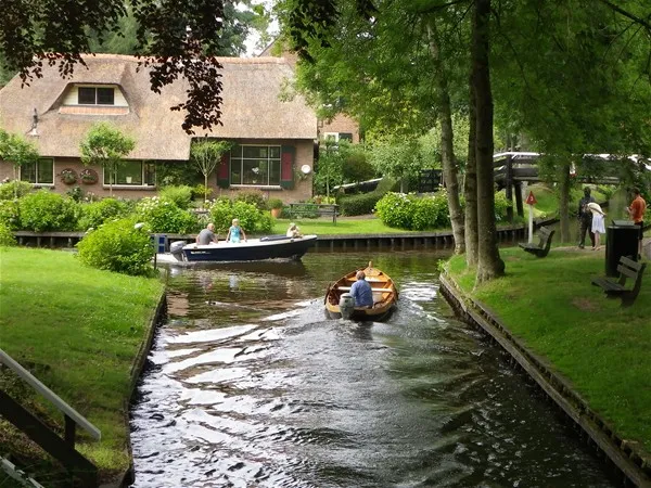 Hollanda'da masalları andıran Giethoorn Köyü