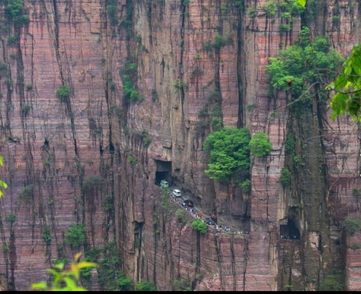 Çin'de inşa edilen 1700 metre yüksekliğindeki yol hayrete düşürüyor - Sayfa 1