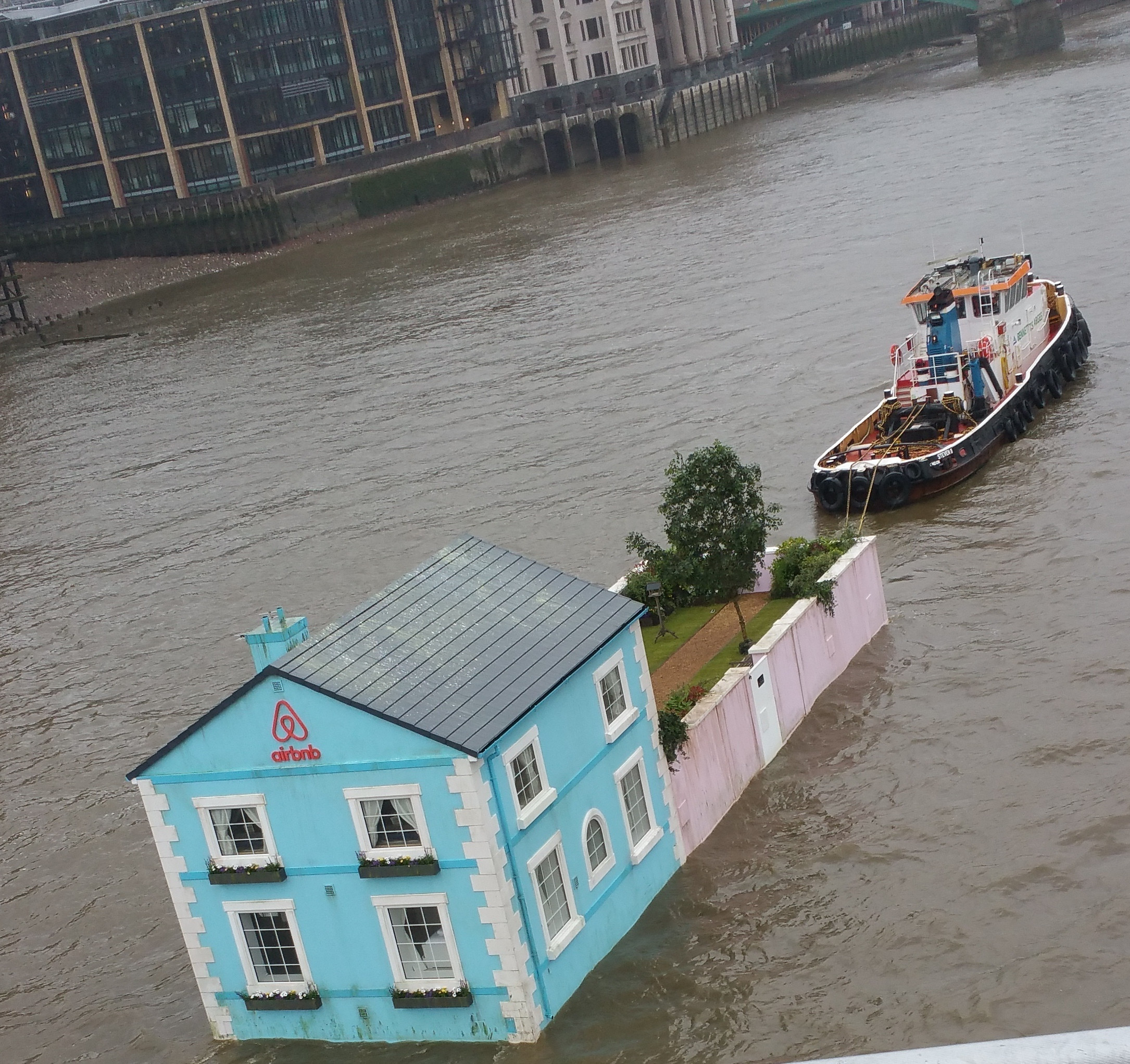 Bu ev Thames Nehri boyunca yüzüyor - Sayfa 2