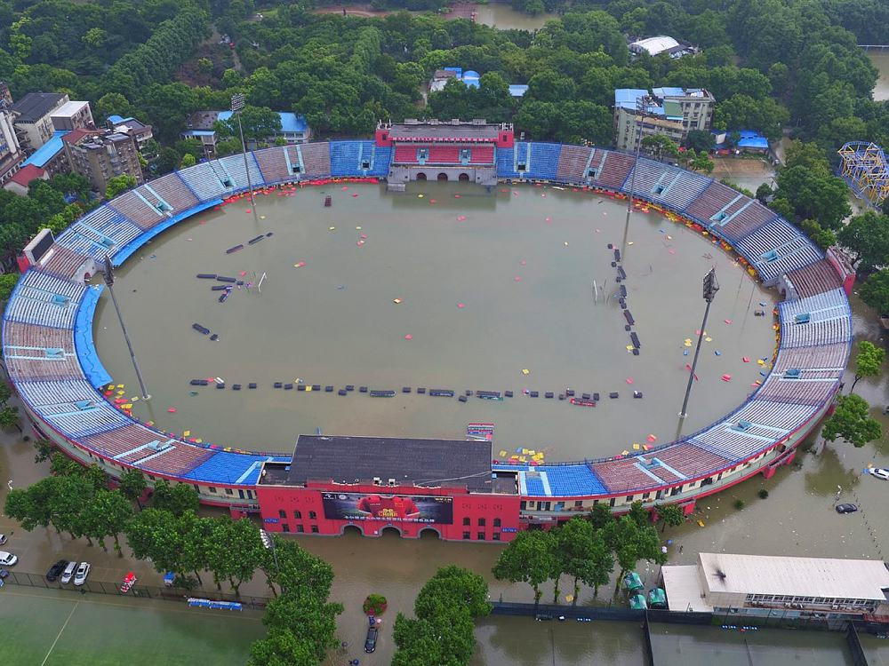 Çin'i sel bastı! Stadyum havuza döndü! - Sayfa 1