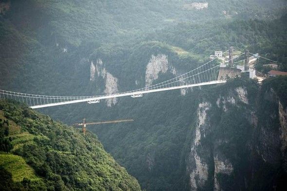 Çin'de inşa edilen cam köprü kapatıldı - Sayfa 1