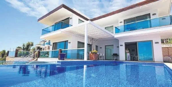 Tatlıtuğ Kaş'ta 100 bin TL'ye ev kiraladı!